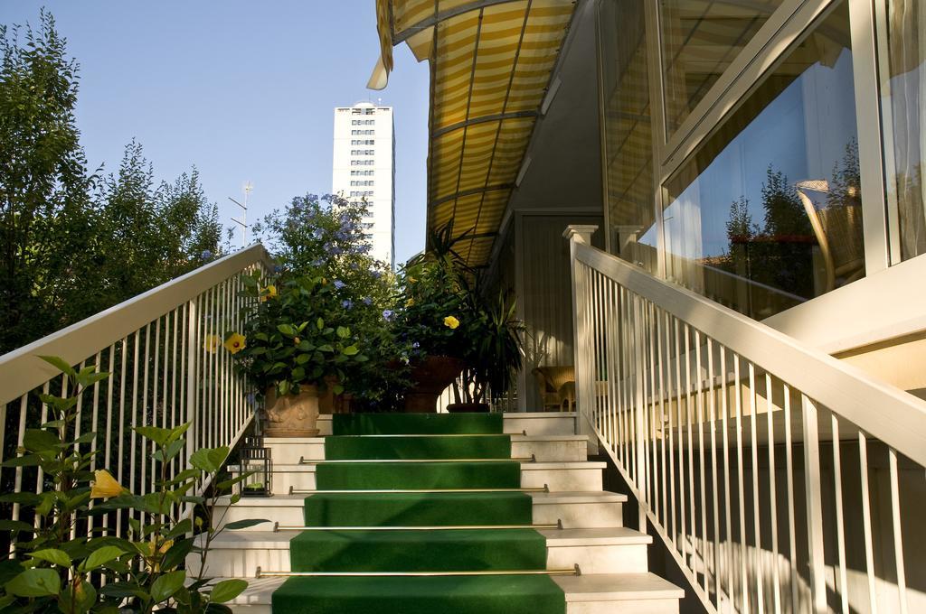 Hotel Donatello Cesenatico Exteriör bild