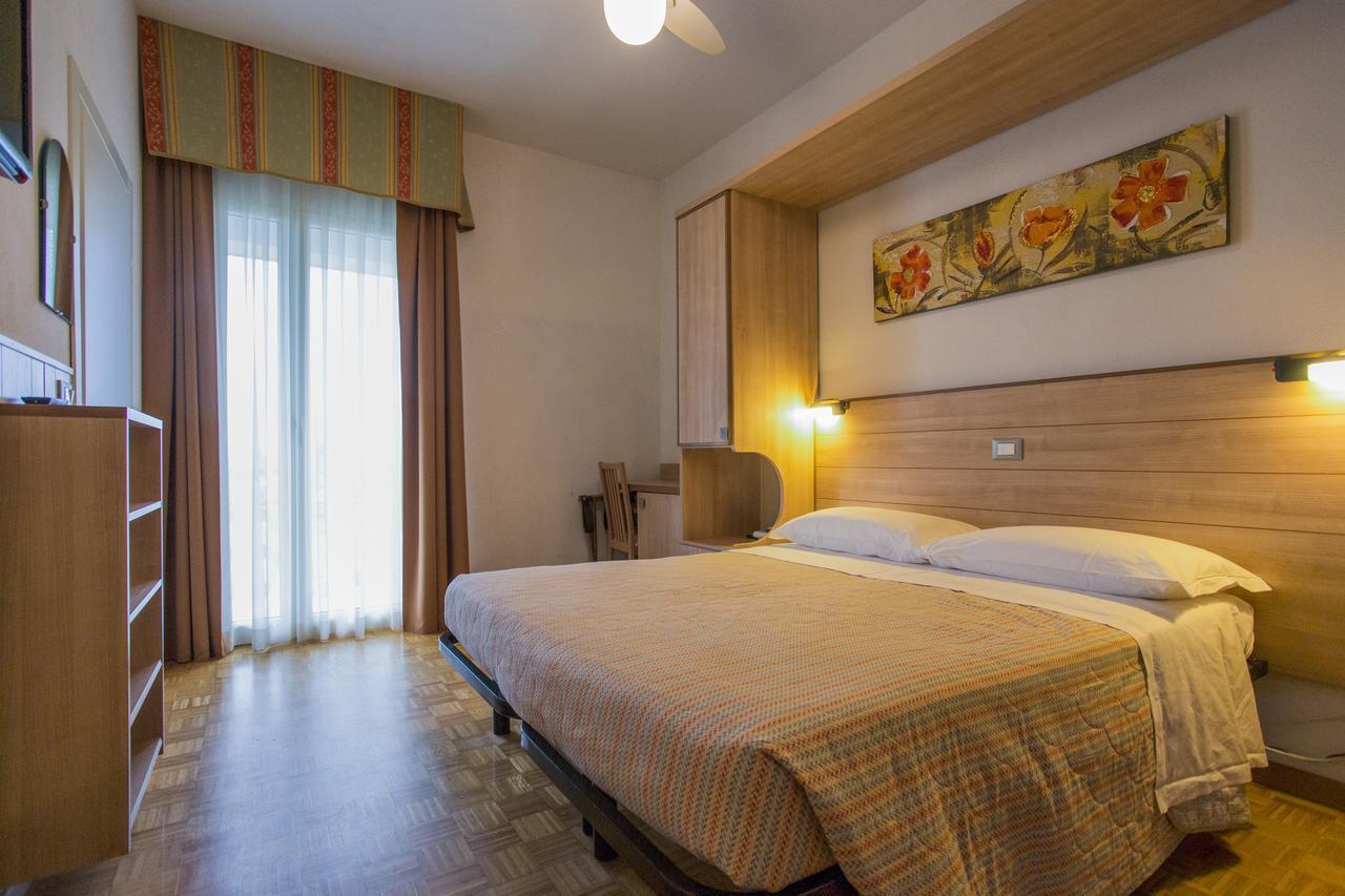 Hotel Donatello Cesenatico Exteriör bild