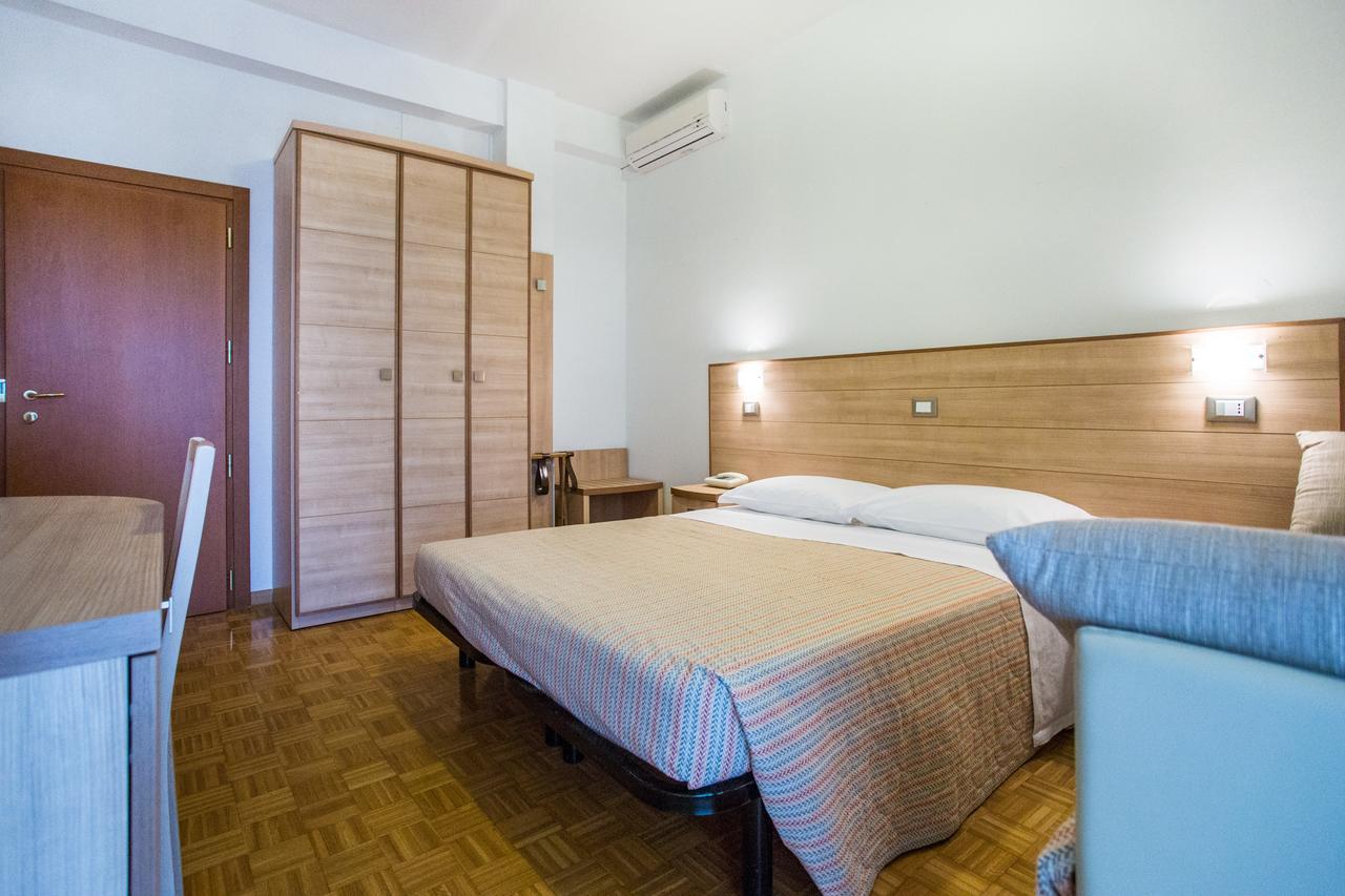 Hotel Donatello Cesenatico Exteriör bild
